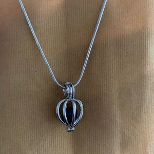 Pearl pendant necklace